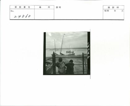 河岸帆船与孩童.jpg