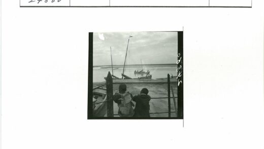 河岸帆船与孩童.jpg