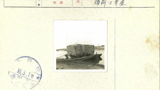 河岸干草船与人.jpg