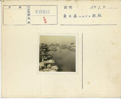 河岸建筑与船只景观.jpg