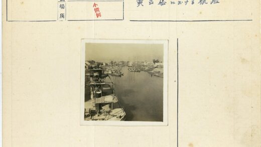 河岸建筑与船只景观.jpg