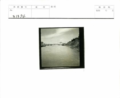 河岸建筑与船只风景.jpg