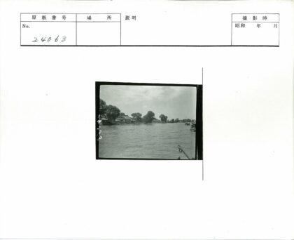 河岸建筑树木与船只多云天空.jpg