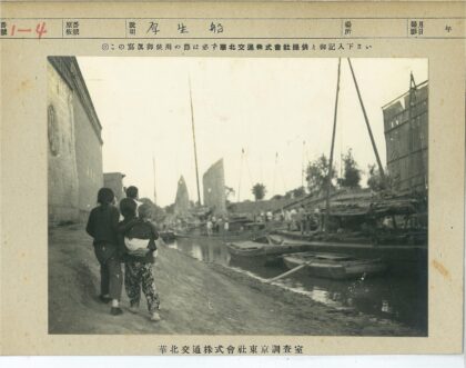 河岸散步的孩子们与滨水区船只.jpg