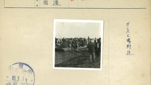 河岸木筏载人渡河.jpg