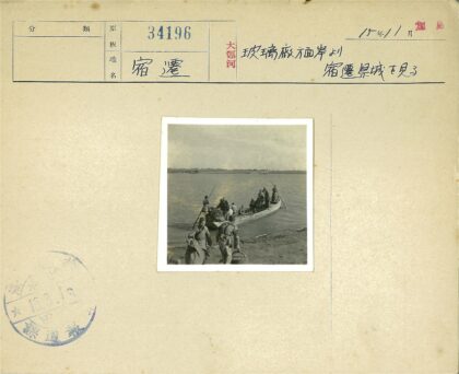 河岸木船与人群.jpg