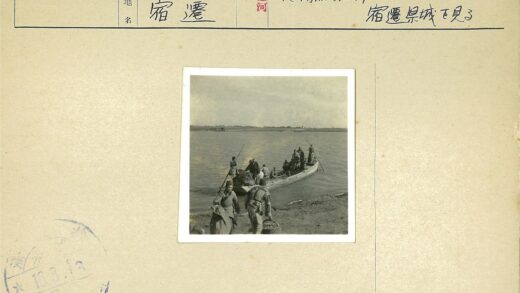 河岸木船与人群.jpg