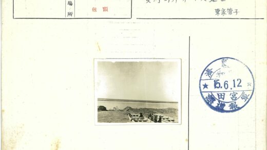 河岸木船与晴空水景.jpg