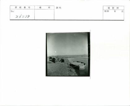 河岸木船与马群山景.jpg