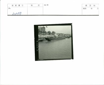 河岸木船与高楼树木景.jpg