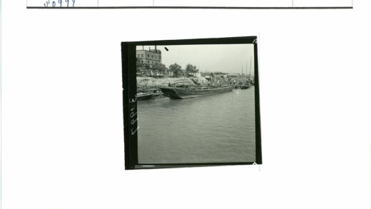 河岸木船与高楼树木景.jpg