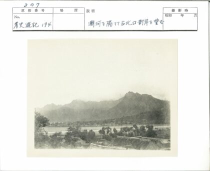 河岸树木环绕山脉河流风景.jpg