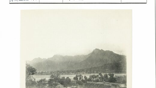 河岸树木环绕山脉河流风景.jpg