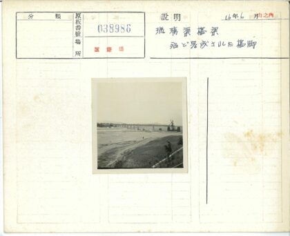 河岸泥路与建筑起重机景观.jpg
