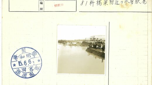 河岸物资搬运与简易建筑风景.jpg
