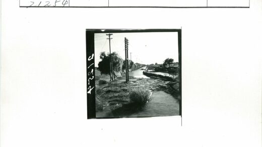 河岸电线杆与宁静乡村风光.jpg