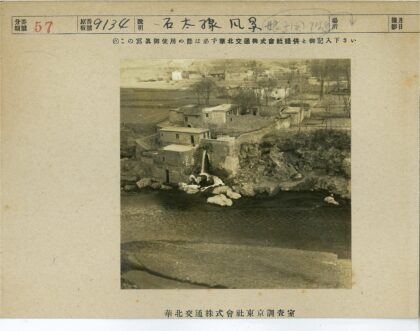河岸石建筑与枯树景观.jpg