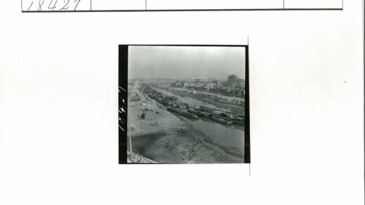 河岸船只与人群聚集景观.jpg