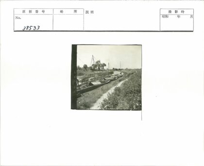 河岸船只与土路风景.jpg