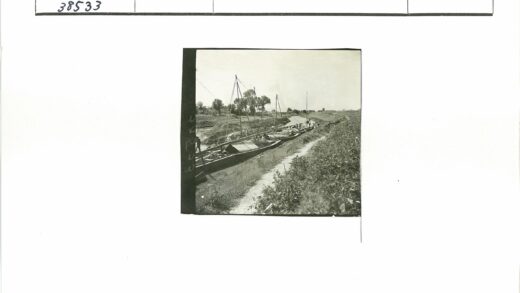 河岸船只与土路风景.jpg
