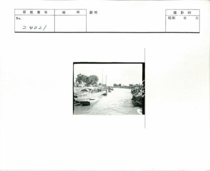 河岸船只与岸边风景.jpg