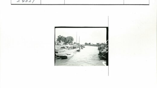河岸船只与岸边风景.jpg