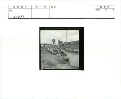 河岸船只与木桥风景.jpg