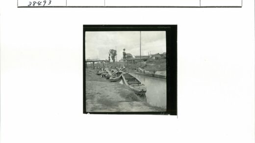 河岸船只与木桥风景.jpg