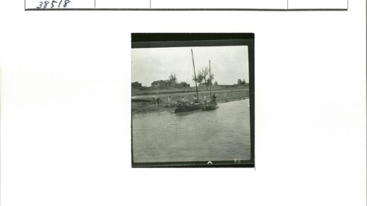 河岸船只与民居风景.jpg