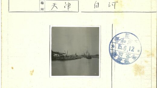 河岸船只与起重机景观.jpg