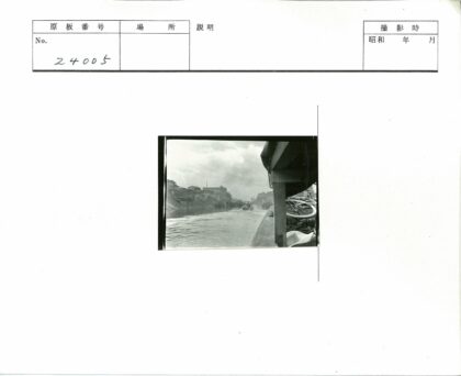河岸船屋与自行车风光.jpg