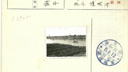 河岸船影与远塔民居.jpg