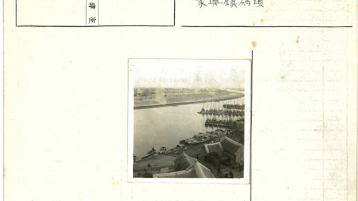 河岸茅草屋与平原船景.jpg