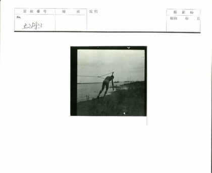 河岸行人滑轮帆船远影.jpg