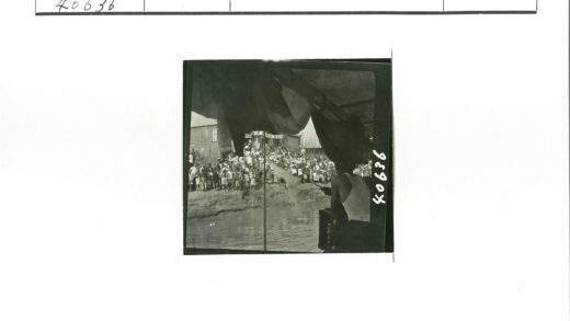 河岸表演与帐篷建筑群.jpg
