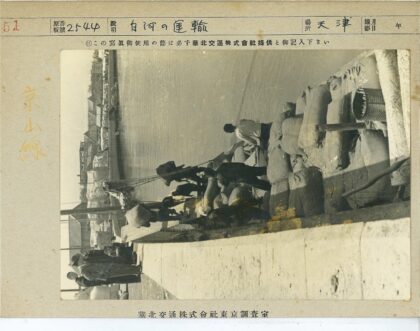 河岸装卸货物与对岸建筑.jpg