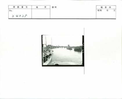 河岸货运船只与桥梁景观.jpg