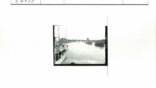 河岸货运船只与桥梁景观.jpg