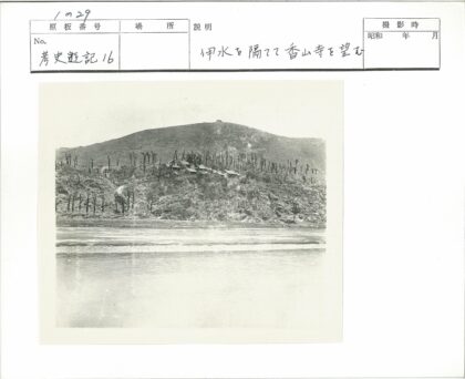 河岸远眺树木建筑小山.jpg