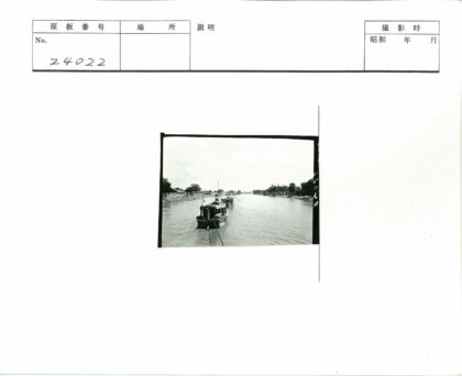 河岸风光与船只航行.jpg