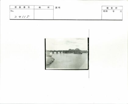 河景桥梁与船只风光.jpg