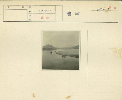 河流上的船只与远山景色.jpg