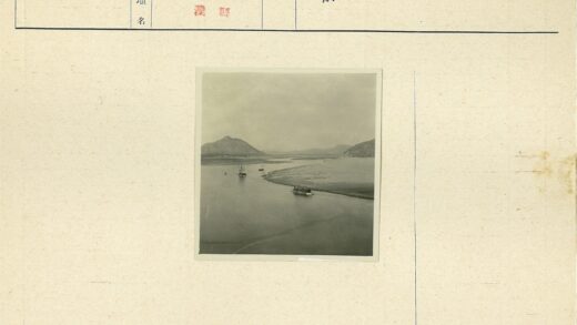 河流上的船只与远山景色.jpg