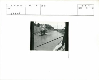 河流航行的船只与自然风光.jpg