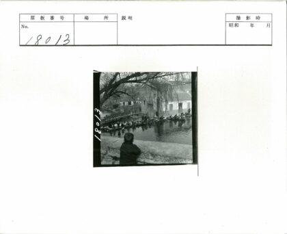河滨乘船与瓦屋风光.jpg