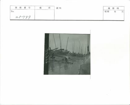 河滨取水与泊船生活场景.jpg