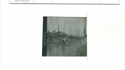 河滨取水与泊船生活场景.jpg