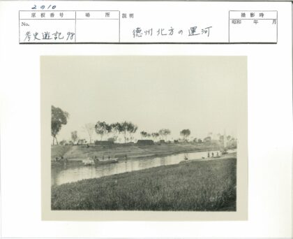 河滨宁静风光人船点缀.jpg