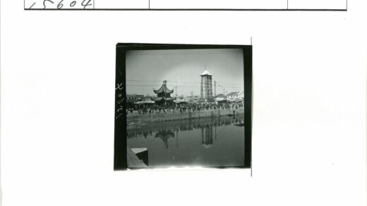 河滨宝塔人群聚集街景.jpg