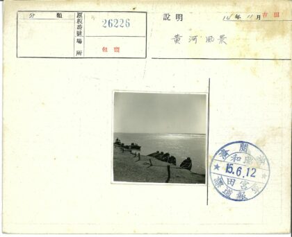 河滨小船与木码头倒影.jpg